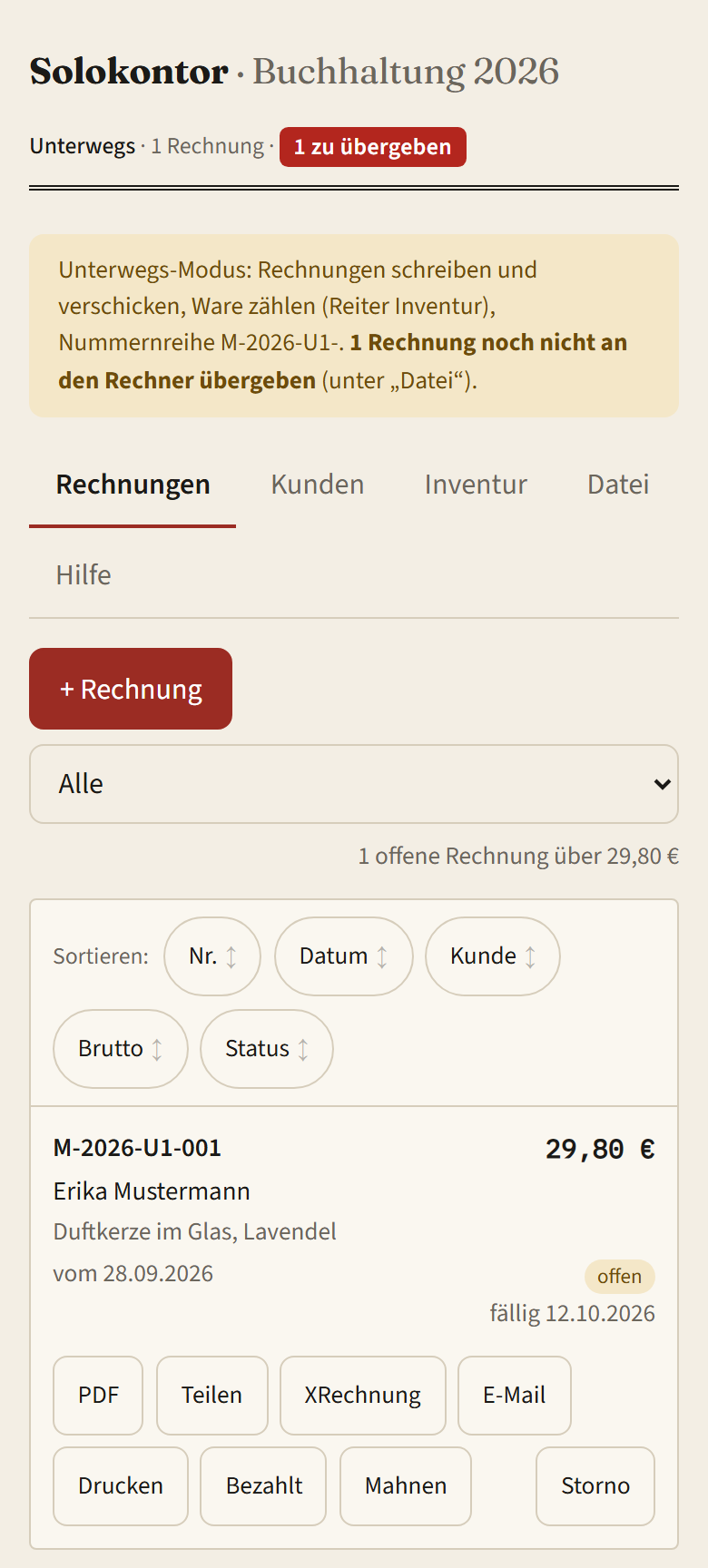 Handy, Rechnungsliste: Rechnung M-2026-U1-001 an Erika Mustermann über 29,80 €, Status offen, mit den Knöpfen PDF, Teilen, XRechnung, E-Mail, Drucken, Bezahlt, Mahnen und Storno; die Kopfzeile nennt, was zu übergeben ist
